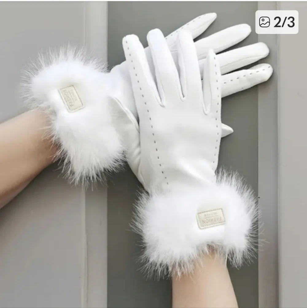 Elegant White Fur-Trimmed Gloves - Picture 2 of 3